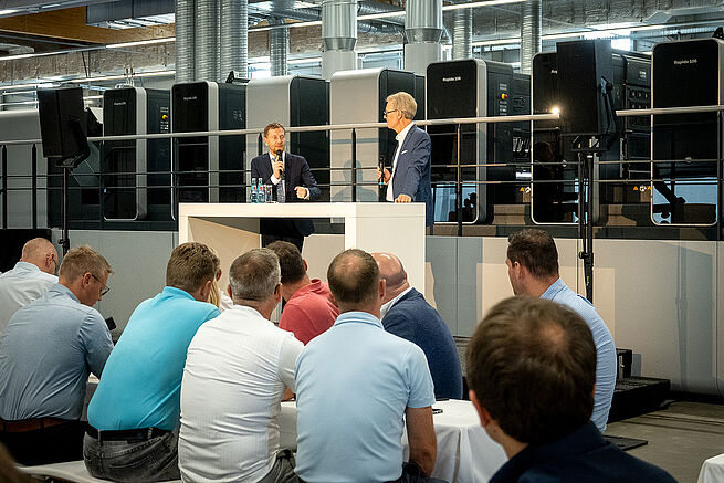 Foto 3: Grill & Chat - Michael Kretschmer (l.) und Ralf Sammeck beantworteten Fragen der Belegschaft