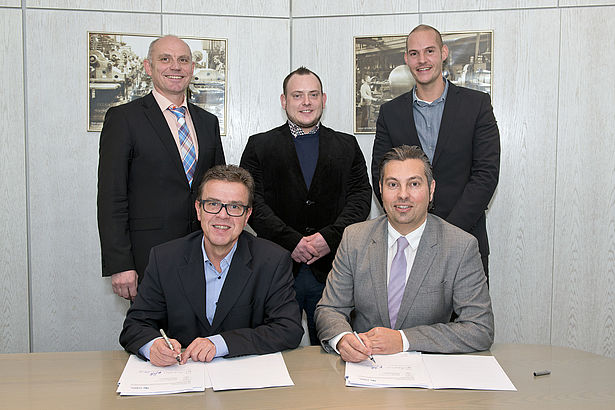 Coldsetinnovation Fulda Über die Erweiterung der langen Partnerschaft durch einen mehrjährigen Servicevertrag freuen sich Siegfried Wahl (vorne l., Prokurist der Coldsetinnovation Fulda) und Thomas Potzkai (Bereichsleiter bei KBA-Digital & Web Solutions für Service/Projektmanagement). Hinten im Bild (v.l.n.r.) Matthias May (Servicemanager bei KBA-Digital & Web Solutions), Benjamin Köhl (Teamleiter Druck bei der Coldsetinnovation Fulda) und Michael Braun (Servicemanager bei KBA-Digital & Web Solutions)